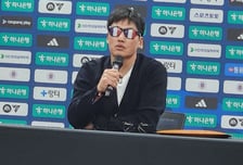 '깜짝' 이정효 감독 매력 폭발, '청백적 안경' 쓰고 기자회견 "수원 팬들께서 더 좋아하실 것 같아..." [용인 현장]