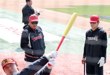 [한번에쓱]어슬렁 어슬렁 '선수들 타격훈련 살피는' 타이거즈  꽃범호감독