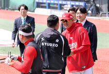 [포토]'승부는 승부고' 이숭용 감독 찾아 인사나누는 이범호 감독