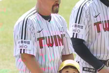 [포토] 김용일 코치 '제일 떨리는 날'