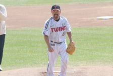 [포토] 김용일 코치, 김현수 상대로 멋진 시구