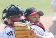 [포토] 김용일 '박동원 올해도 우승이다'