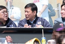 [포토] 최휘영 장관에 설명하는 허구연 총재