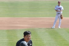 [포토] 김현수, 친정팀 LG 더그아웃 향해 인사