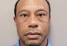 '충혈된 눈' 우즈 머그샷 공개…약물 운전 혐의 체포 후 보석 석방