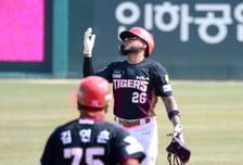 [포토]KBO신고식 제대로지! '첫타석 2루타 신고하는' 카스트로