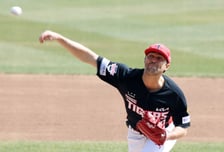 [한번에쓱]화이트와 개막선발 맞대결 '랜더스를 막아라!' 역투하는 네일