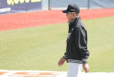 [포토] 이강철 감독 '초반에 잡아야 한다'