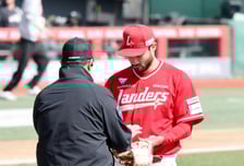 [포토]'화이트 글러브검사하는 심판