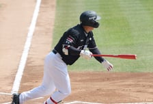 [포토] 김현수, 잠실로 돌아와 검객타법