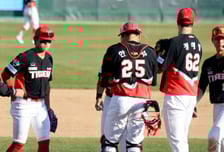 [한번에쓱]'첫날부터 왜이러지?' 5점차 리드 못지킨 이범호감독