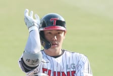 [포토] 홍창기 '만루 찬스 만들었다'