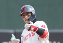 '누가 5강 전력 아니래' 매서운 롯데, 2026년 KBO 1호 기록 '5분 만에' 쏟아냈다! 그것도 15승 외인 에이스 상대로