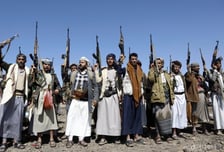 후티 반군 끝내 참전, 이스라엘 때렸다…원유 대체항로도 막히나