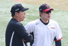 [포토] 김현수-박동원 '법규는 법규, 오해는 말자'