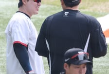 [포토] 박동원 '현수 형 손가락 잘 계심?'