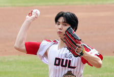 [포토] NCT 쟈니, 투수판 딛고 냅다 시구