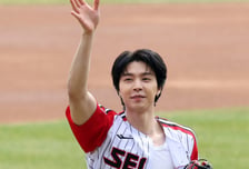[포토] 쟈니, 잘생긴 NCT 승리요정