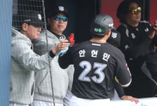 [포토] 이강철 감독 '문보물 위에 민보물'