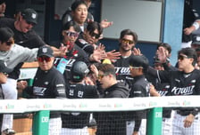 [포토] 안현민-김현수 '데일리 1회초 축제'