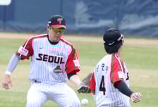 [포토] 홍창기-신민재 '바가지 안타까지...'