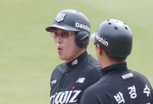 [포토] 허경민, 승리의 여신이 준 개꿀 안타