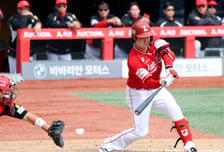 [포토]'배트 버텼는데' 최정