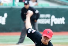 [포토]'3회말 이의리에 이어 등판한' 황동하