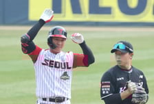 [포토] 동점타 오지환 '이게 LG다'