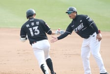 [포토] 불방망이 허경민, 동점 투런포