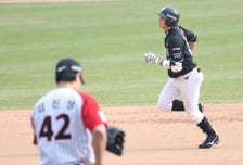 [포토] 허경민, 김진성 상대로 2점포 쾅!