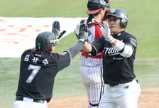 [포토] 허경민 '연승 가기로 해서...'