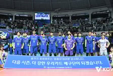 사흘 새 '악몽의 역스윕 2연패' 탈락, 그래도 박수 쏟아진 '박철우호' 우리카드