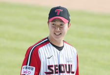 [포토] 유영찬, 류현인 삼진 잡고 총총총