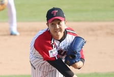 [포토] 유영찬 '파워풀 피니시'