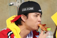 [포토] 쟈니, 야구 직관 간식은 피자가 제격