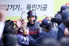 '최다 병살 1위' 레이예스 1번 파격 배치가 불러온 개막 2연전 싹쓸이→롯데 신의 한수 되나