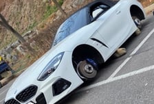 타이어에 휠까지 다 빼갔다...BMW, 돌 위에 '덩그러니' 무슨 일?