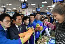 정청래, 서울시장 예비후보들 몰고 수산시장行 "추경, 급한불 끌 것"