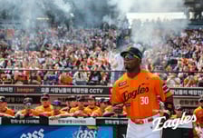 '타격감 무서울 정도' 페라자, 웰커백 이글스... 日행 대신 이글스맨 "한화 팬이 베스트, 감동적이야"