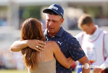 "머리에 야구공만한 구멍 뚫었는데..." 42세 우드랜드, 뇌종양 수술 2년 만에 PGA 투어 우승 '전미를 울렸다'