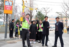 "트럭 쌩쌩, 통학로 아찔" 학부모 SOS…이상일 용인시장 연일 학교행