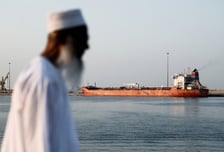 호르무즈 발 묶인 韓실습선원 1명 추가 하선…175명 남았다