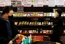 돈 쓸어담는 점포에만 돈 쓴다 유통 빅2, 시설투자 20% 줄여