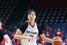 '국보' 박지수 더블더블 맹활약! KB, BNK 완파하고 정규리그 6번째 우승 '내외곽 완벽 조화'