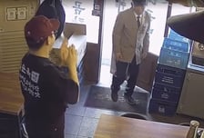 수년만에 제복 꺼낸 참전용사, 물개박수로 맞았다...낭만 가득한 국밥집