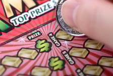 "확률상 안돼" 복권 안 믿던 수학 강사, 5억 '잭팟'…"친구들과 나눌 것"