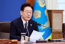 [속보]이재명 대통령 "긴급한 경우 긴급재정명령 활용…과감히 대응해야"