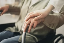 "키워주신 할머니, 요양병원 모시면 천벌 받을까" 손주 간병 고민