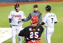 아! 탄식 '잠실벌이 술렁였다' 하필 햄스트링 매만진 뒤 교체 OUT이라니... LG 세계신기록 사나이 'WBC 투혼 후유증인가'